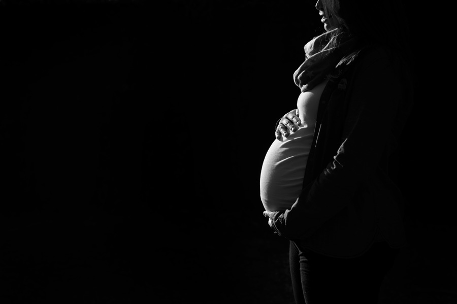fotos de embarazo al atardecer en el campo