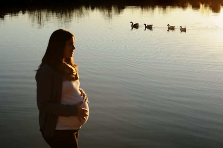 sesion de embarazada en la laguna de las madres