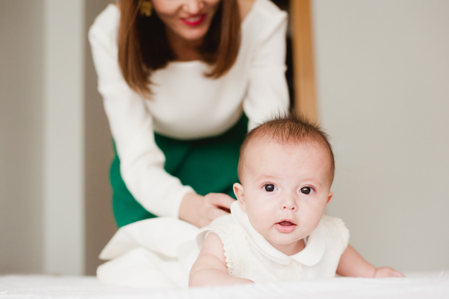 sesion de preparativos de bebe de bautizo con mama en casa