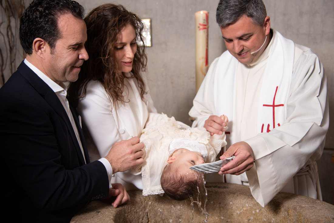 ceremonia de bautizo en la parroquia de fuente del fresno