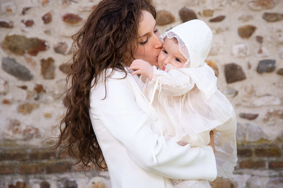 foto de mama con bebe de bautizo en fuente del fresno